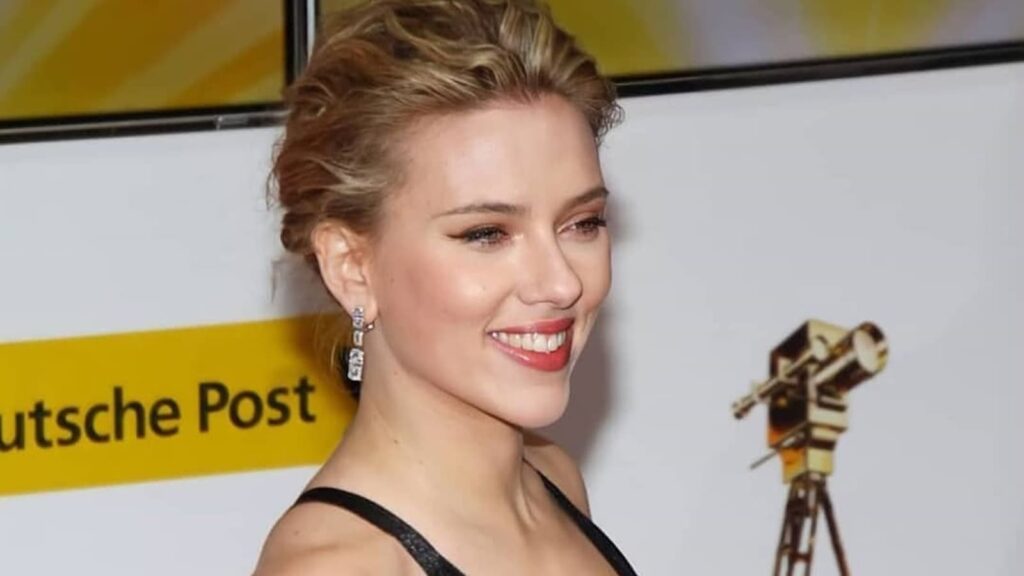 Scarlett Johansson social media usage