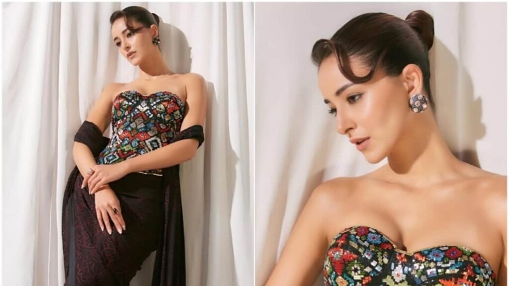 Ananya Panday has never looked more stunning than in this bandhani saree, Patola beaded corset at Filmfare Awards. Watch
