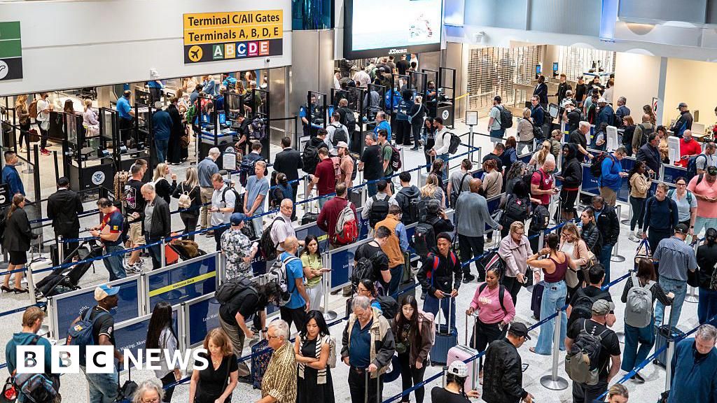 More than 1,000 flights cancelled as US air traffic cuts enter second day More than 1,000 flights cancelled as US air traffic cuts enter second day