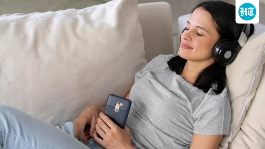 Neurologist warns against these 3 simple habits that can damage your brain: ‘Wearing headphones to bed leads to…’