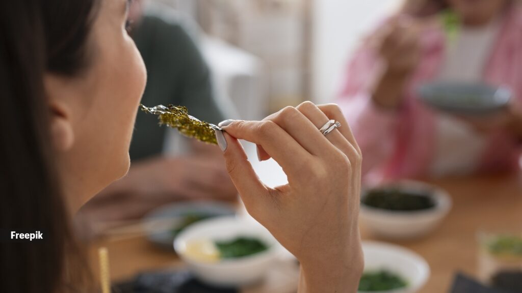 Should we eat dinner earlier in winter? Why timing might matter more than you think | Health News One study found that healthy adults who ate dinner at 10 pm experienced 20 per cent higher blood sugar peaks and burned 10 per cent less fat compared to those who ate dinner at 6 pm