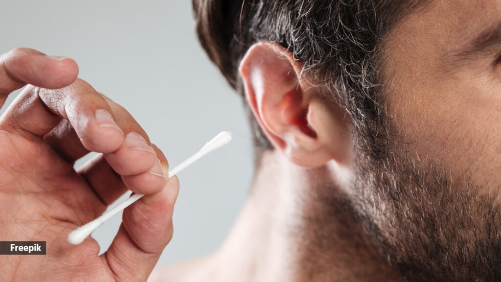 ‘I know that you’re all doing it’: Content creator suggests using Q-tips with oil for earwax removal; ENT calls it a dangerous misconception | Health News Is it advisable to use cotton swabs, with or without oil, to clear your earwax?