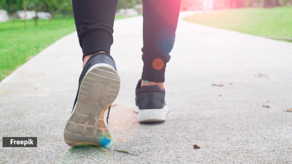 A single 1-hour walk, stroll for 30-minutes, or two 15-minute walks in a day: Which works better? | Fitness News walking